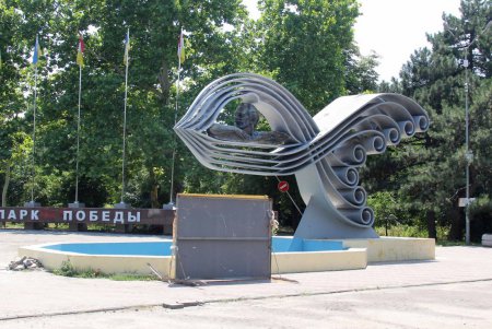 Памятник изобретателю подводной лодки погружается в море дискуссий (фоторепортаж)