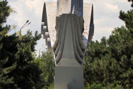 Памятник изобретателю подводной лодки погружается в море дискуссий (фоторепортаж)