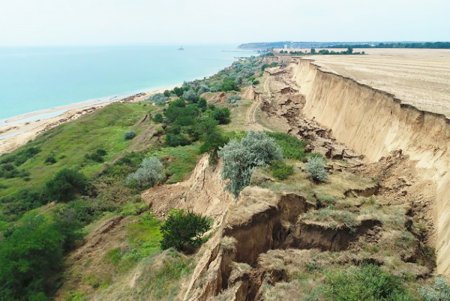 В результате сильного оползня в районе Южного образовалась морская коса (фото)