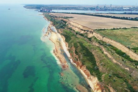 В результате сильного оползня в районе Южного образовалась морская коса (фото)