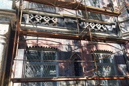 Бывшее Городское девичье училище наводит красоту (фото)