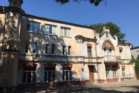 Бывшее Городское девичье училище наводит красоту (фото)
