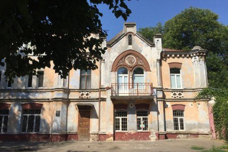 Бывшее Городское девичье училище наводит красоту (фото)