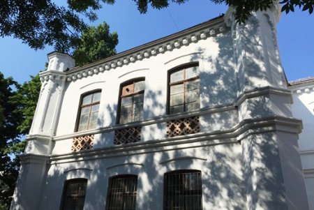 Бывшее Городское девичье училище наводит красоту (фото)