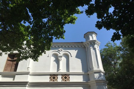 Бывшее Городское девичье училище наводит красоту (фото)