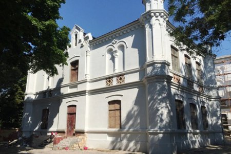 Бывшее Городское девичье училище наводит красоту (фото)