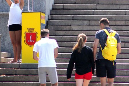 В Одессе ежедневно умывают Потемкинскую лестницу (фоторепортаж)