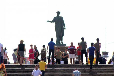 В Одессе ежедневно умывают Потемкинскую лестницу (фоторепортаж)