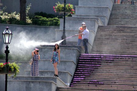 В Одессе ежедневно умывают Потемкинскую лестницу (фоторепортаж)