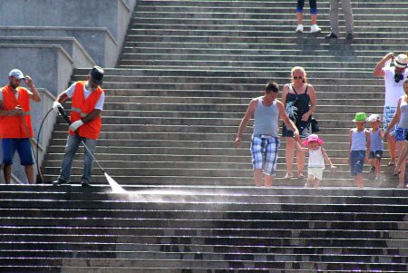 В Одессе ежедневно умывают Потемкинскую лестницу (фоторепортаж)