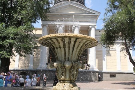 По улицам Одессы пронесли чудотворный образ Небесной Покровительницы Причерноморского края (фоторепортаж)