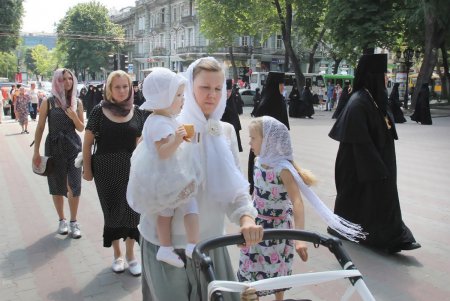 По улицам Одессы пронесли чудотворный образ Небесной Покровительницы Причерноморского края (фоторепортаж)