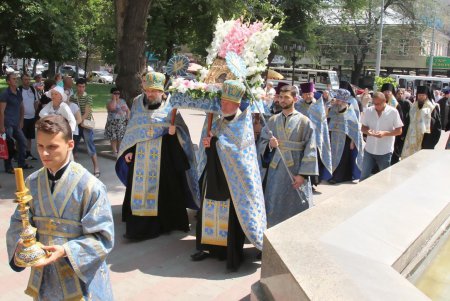 По улицам Одессы пронесли чудотворный образ Небесной Покровительницы Причерноморского края (фоторепортаж)