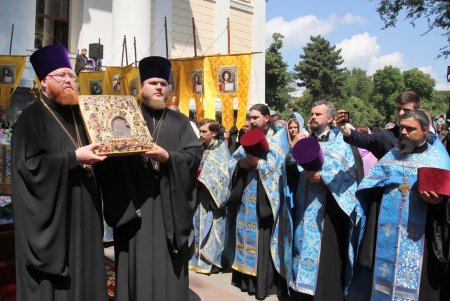 По улицам Одессы пронесли чудотворный образ Небесной Покровительницы Причерноморского края (фоторепортаж)