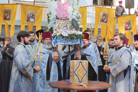 По улицам Одессы пронесли чудотворный образ Небесной Покровительницы Причерноморского края (фоторепортаж)