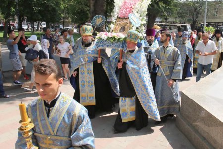 По улицам Одессы пронесли чудотворный образ Небесной Покровительницы Причерноморского края (фоторепортаж)