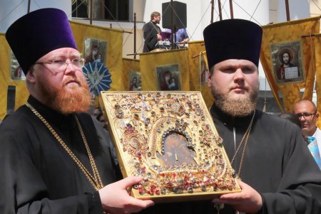 По улицам Одессы пронесли чудотворный образ Небесной Покровительницы Причерноморского края (фоторепортаж)