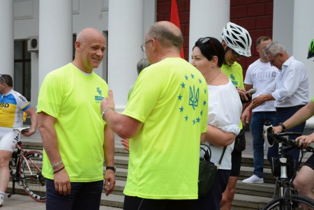 Любовь к велосипеду и вера в Украину привели литовцев на Думскую площадь Одессы (фото)