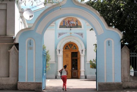 Слободка: храм, мусор, грязь и одесский «загар» (фоторепортаж) 