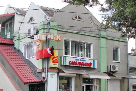 Слободка: храм, мусор, грязь и одесский «загар» (фоторепортаж) 