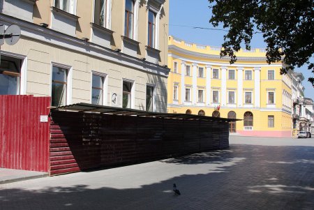 За дом на Приморском бульваре  взялись киевляне  с молотком (фоторепортаж)