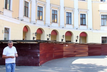 За дом на Приморском бульваре  взялись киевляне  с молотком (фоторепортаж)