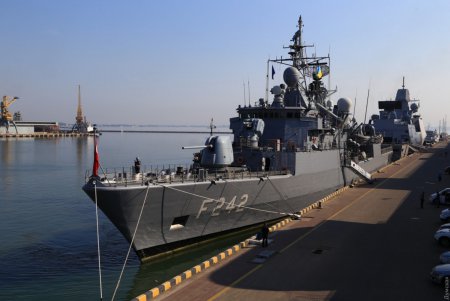 Одесский порт все чаще стал напоминать иностранную военно-морскую базу