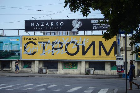 Десятки бордов одесского застройщика были испорчены в ходе масштабного акта вандализма (фото)