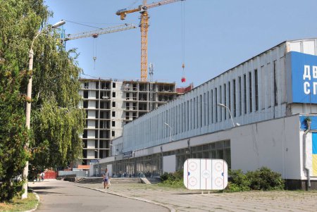 Самый высокий небоскреб Одессы прирастает надспортивными этажами (фоторепортаж)
