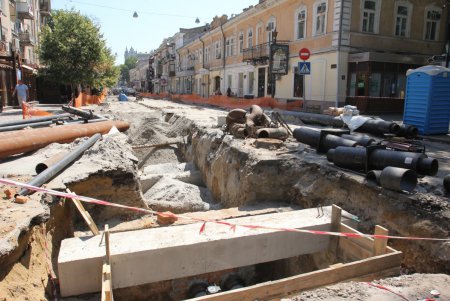 На улице Ланжероновской продолжаются работы по замене теплотрассы (фоторепортаж)