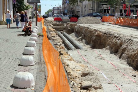 На улице Ланжероновской продолжаются работы по замене теплотрассы (фоторепортаж)