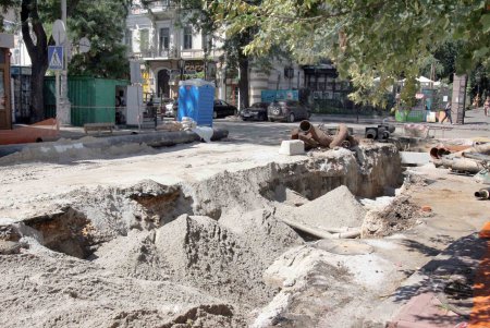 На улице Ланжероновской продолжаются работы по замене теплотрассы (фоторепортаж)