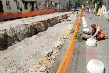 На улице Ланжероновской продолжаются работы по замене теплотрассы (фоторепортаж)