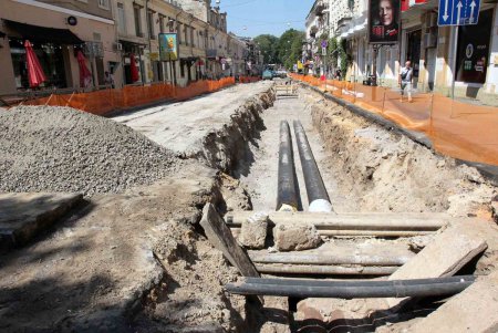 На улице Ланжероновской продолжаются работы по замене теплотрассы (фоторепортаж)