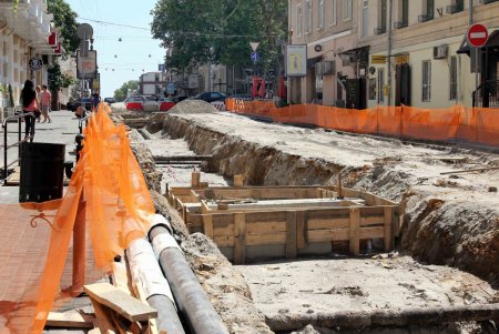 На улице Ланжероновской продолжаются работы по замене теплотрассы (фоторепортаж)