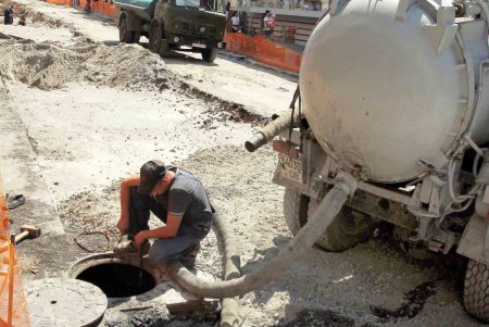 На улице Ланжероновской продолжаются работы по замене теплотрассы (фоторепортаж)