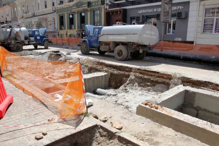 На улице Ланжероновской продолжаются работы по замене теплотрассы (фоторепортаж)
