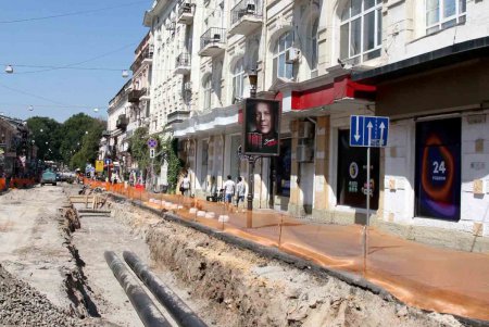 На улице Ланжероновской продолжаются работы по замене теплотрассы (фоторепортаж)
