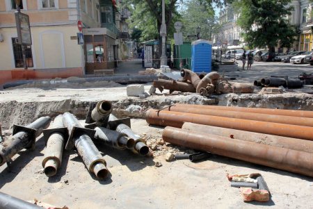 На улице Ланжероновской продолжаются работы по замене теплотрассы (фоторепортаж)