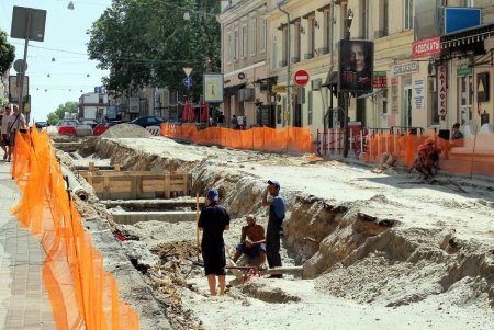 На улице Ланжероновской продолжаются работы по замене теплотрассы (фоторепортаж)