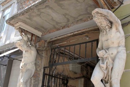 На фасадах старинных зданий в Одессе укрепят лепнину и карнизы (фоторепортаж)