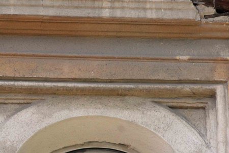 На фасадах старинных зданий в Одессе укрепят лепнину и карнизы (фоторепортаж)