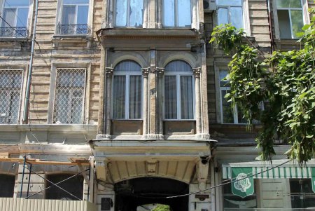 На фасадах старинных зданий в Одессе укрепят лепнину и карнизы (фоторепортаж)