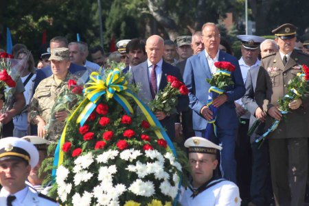Одесситы возложили цветы к памятнику Неизвестному матросу (фоторепортаж)