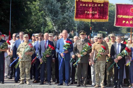 Одесситы возложили цветы к памятнику Неизвестному матросу (фоторепортаж)