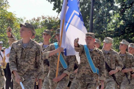 Одесситы возложили цветы к памятнику Неизвестному матросу (фоторепортаж)