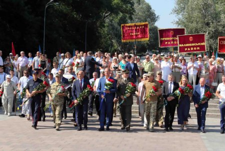 Одесситы возложили цветы к памятнику Неизвестному матросу (фоторепортаж)