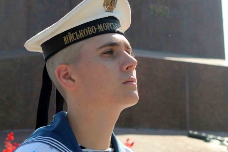 Одесситы возложили цветы к памятнику Неизвестному матросу (фоторепортаж)