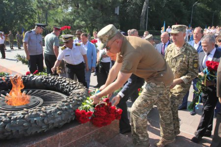 Одесситы возложили цветы к памятнику Неизвестному матросу (фоторепортаж)