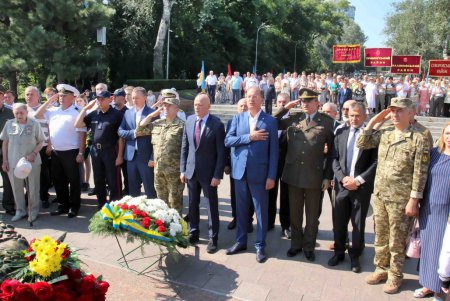 Одесситы возложили цветы к памятнику Неизвестному матросу (фоторепортаж)